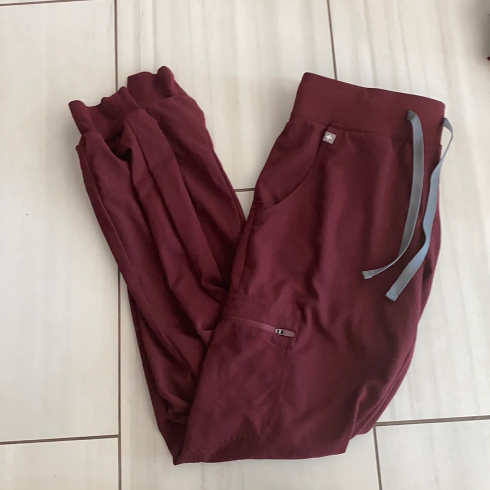 Figs scrubs burgundy, Zamora joggers small tall